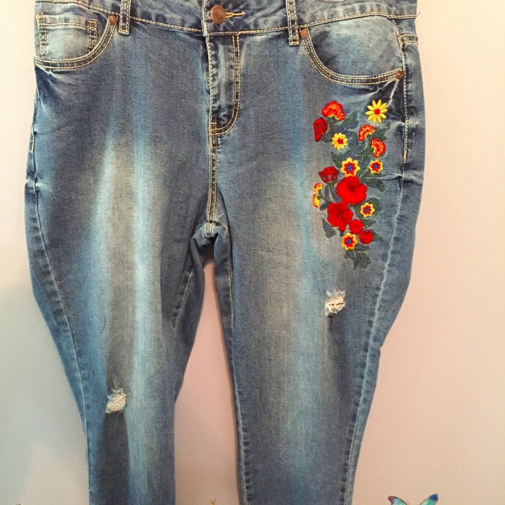Suzanne Betro Denim Jeans w/Zippered Straight Leg and Embroidered Flowers SZ 16
